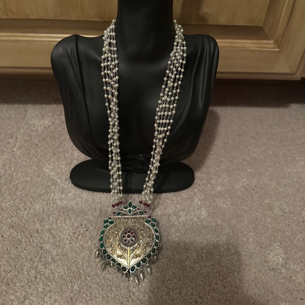 Elegant Multi-Color Pearl Pendant Necklace